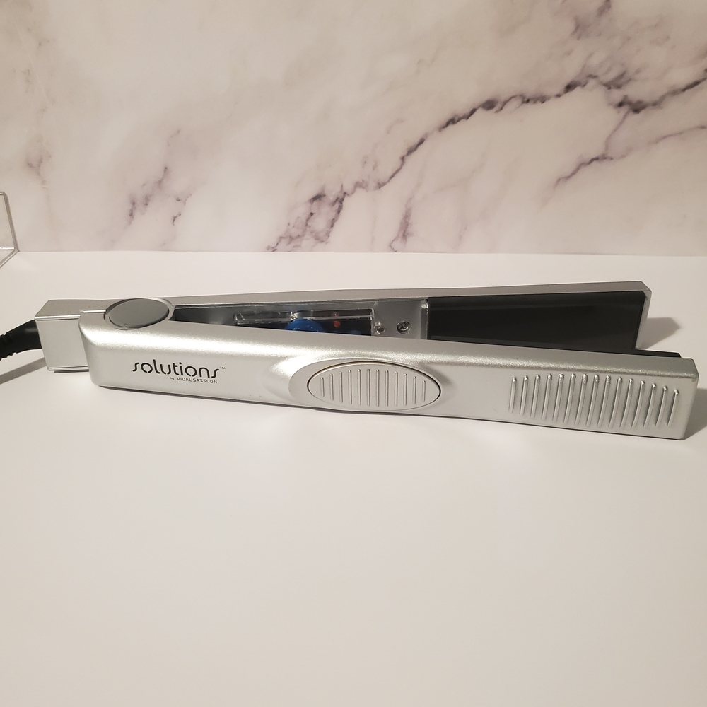 (4/$20) Vidal Sassoon Solutions Silver Hair Straightener
